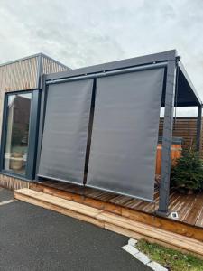 studio avec spa extérieur privatif