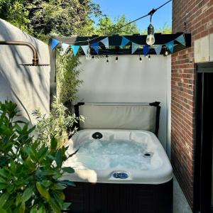 Private Hot Tub - Entire Smart Home - Longleat