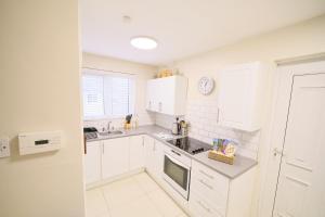 1 Bedroom Apartment By Travel Lets Holiday Homes Derry Beside The City Walls