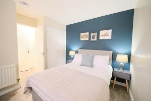 1 Bedroom Apartment By Travel Lets Holiday Homes Derry Beside The City Walls