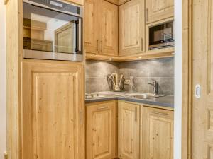 Appartement rénové ski-inski-out avec balcon, Wi-Fi et parking - FR-1-688-61