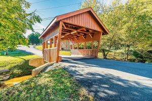 Minutes to Dollywood &The Island in Pigeon Forge Hot tubOutdoor FirepitGas GrillIndoor Fireplace