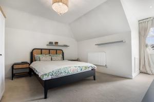 Spacious 6BR House with Butler, Sauna & Hot Tub