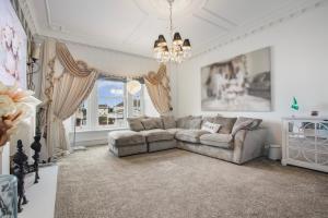 Spacious 6BR House with Butler, Sauna & Hot Tub