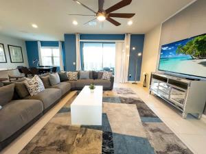 Villa Near Disney Themed Luxury 5Bd with Pool home