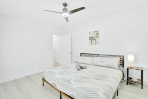 1BR Miami Beach Apt with King plus 2 Queens & Smart TV