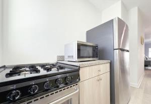 1BR Miami Beach Apt with King plus 2 Queens & Smart TV