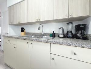 1BR Miami Beach Apt with King plus 2 Queens & Smart TV