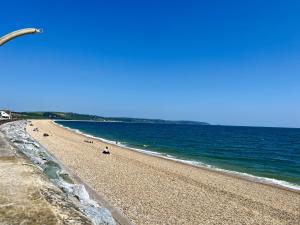Beachfront Bliss, Sea Views, Parking, Dogs Welcome
