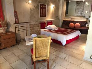 Hotels Logis Le Mas Et La Flambee Du Luberon : Chambre Quadruple