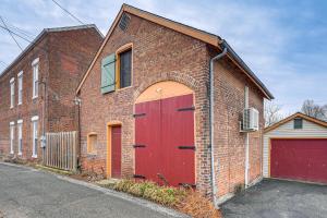 1 Block to Main St Second Street Carriage House