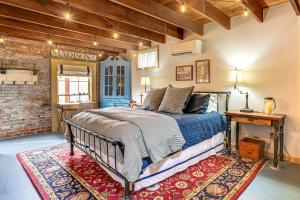 1 Block to Main St Second Street Carriage House