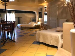 Hotels Logis Le Mas Et La Flambee Du Luberon : photos des chambres