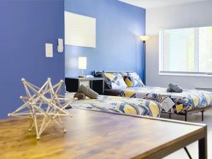 1BR Miami Beach Apt with King plus 2 Queens & Parking