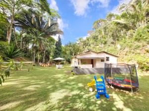 Casa Aconchegante com amplo jardim e fogo de chão
