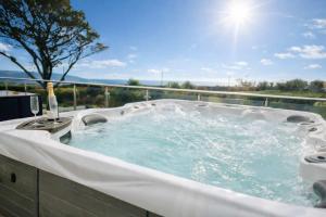Devon House Hot Tub Sea Views & Family Fun