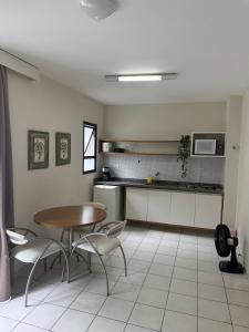 Flat dentro de hotel no Centro 150 metros da praia com piscina estacionamento e limpeza diaria