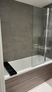 Lake View Apartment - Modern 1-Bed, 6th floor