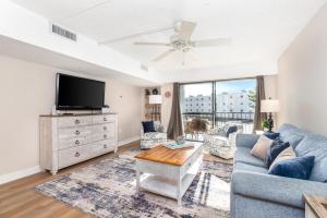 Modern 1BR Oasis with Pool & Easy Beach Access