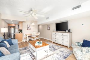 Modern 1BR Oasis with Pool & Easy Beach Access