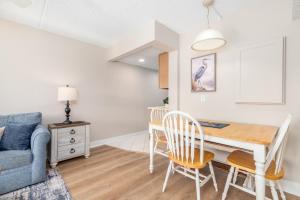 Modern 1BR Oasis with Pool & Easy Beach Access
