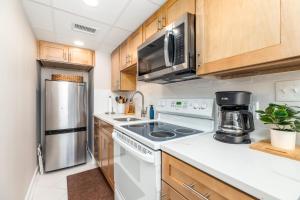 Modern 1BR Oasis with Pool & Easy Beach Access