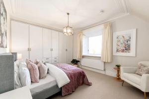 Bright, spacious, modern house