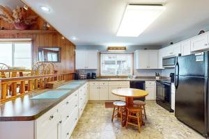 Beach Adventures 463: Oceanfront, direct beach access, views