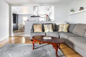 Downtown Retreat • Perfect for Families or Groups!