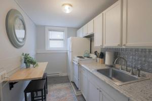 Stylish 1-Bed with Office • Minutes To Church St