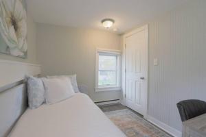 Stylish 1-Bed with Office • Minutes To Church St