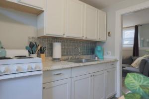 Stylish 1-Bed with Office • Minutes To Church St