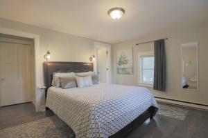 Stylish 1-Bed with Office • Minutes To Church St