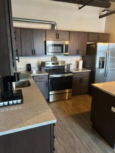 304 New Luxury Downton Condo with Fireplace, 2 bdrm