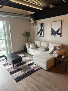 304 New Luxury Downton Condo with Fireplace, 2 bdrm