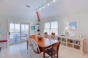 Gray Haven #11-DE: Oceanfront, dog-friendly, private hot tub, pool access