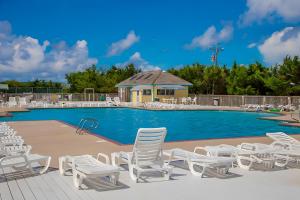 Beanies Bungalow: Unique Octagon OBX Home, Steps to the Beach, Deck, Pool