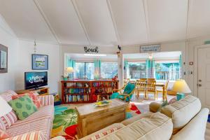 Beanies Bungalow: Unique Octagon OBX Home, Steps to the Beach, Deck, Pool