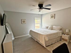 Modern Luxurious Home on 1 Private Acre home