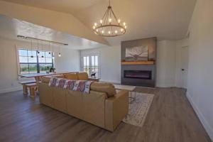 Ranch Retreat Sleeps 16 VIEWS Hot tub Gas Firepit