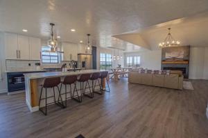 Ranch Retreat Sleeps 16 VIEWS Hot tub Gas Firepit