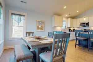 Charming 4BR Home in Avon, NC with Full Kitchen, Wifi and Fire Pit