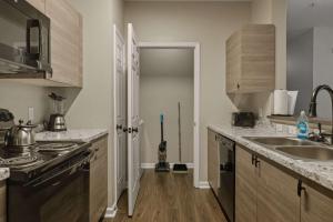 New Modern Stay Across from UNC-P with Pool & Gym