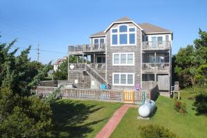 Charming home with ocean view, private pool, hot tub - 1-minute walk to beach