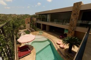 Slim Summer House, 4 bedroom Mid Century Villa in Uluwatu