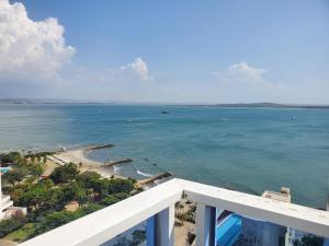 Apartamento con VISTA AL MAR, A una cuadra de la PLAYA. Piso 16