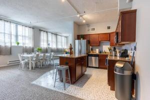 Sleep 14 Downtown, Vintage 5bd-2bath gym&patio