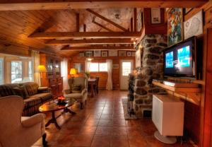 Dudley House Lakeside Retreat with Access to Private Beach