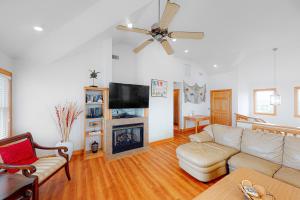 Waterfront house with pool, hot tub, pool table, elevator & ocean view