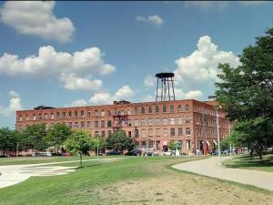 420 friendly Artsy walk Riverfront Loft King Bed